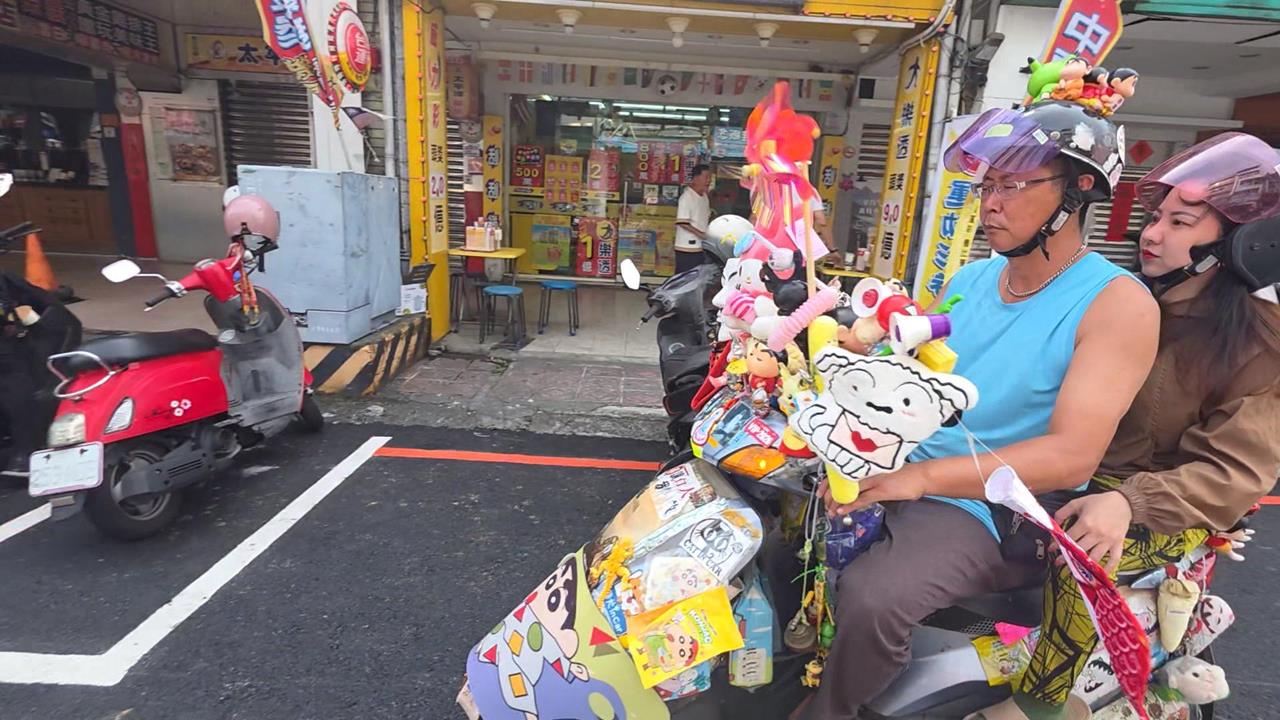 脫單啦！男改裝機車成「超浮誇花車」　載嬌妻兜風昭告天下