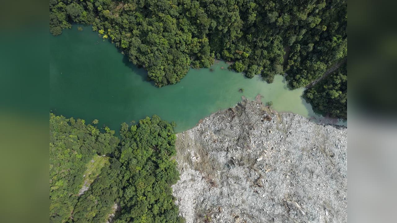 快新聞／萬里溪堰塞湖快潰堤了！距離壩頂僅17公分　水位持續增加中
