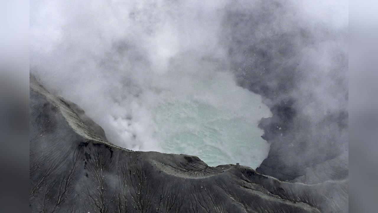 載2台人直升機「墜毀」阿蘇火山!64歲飛行員遭質疑⋯營運方急出面澄清