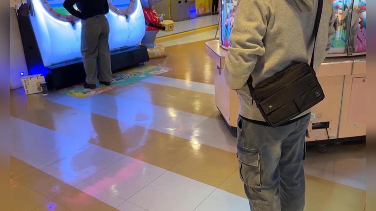 逛百貨疑遭街友衣架打膝蓋　當事人不滿：百貨竟沒報警