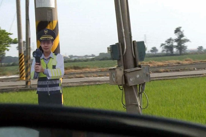 超逼真警察人形立牌 意外成打卡景點