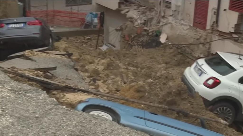 西西里島大雨掏空路基現天坑 三車跌落