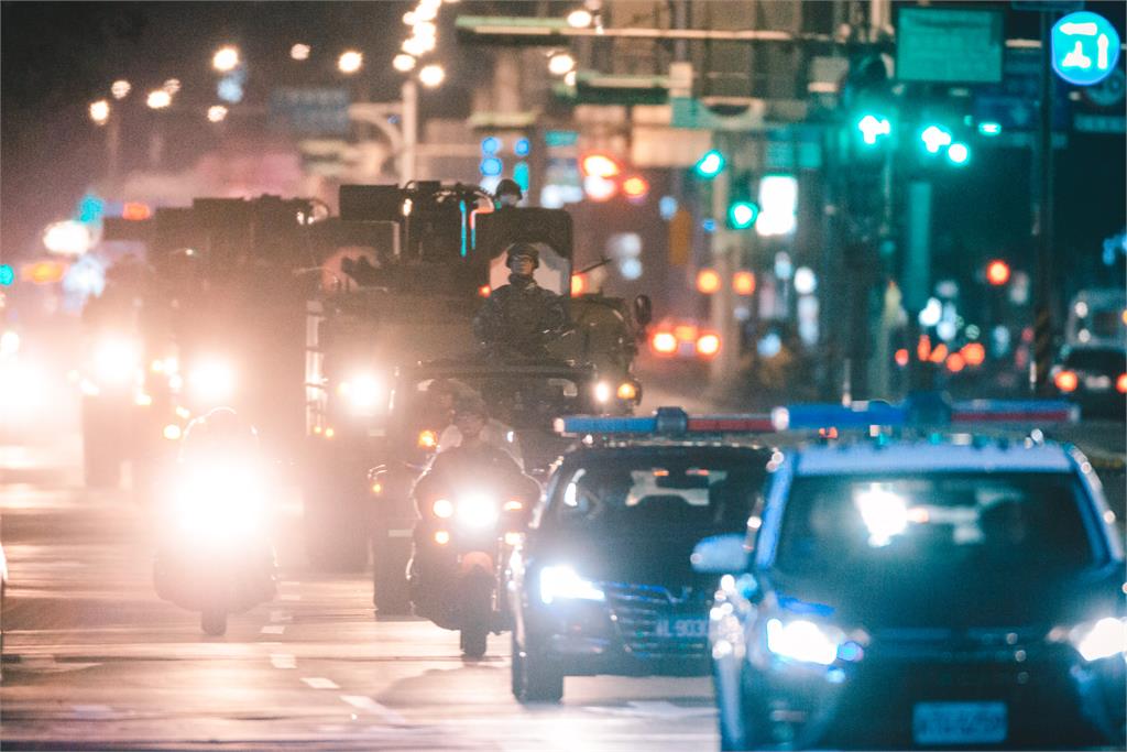 超帥！憲兵「雲豹甲車」夜間奔馳台北街頭畫面曝光