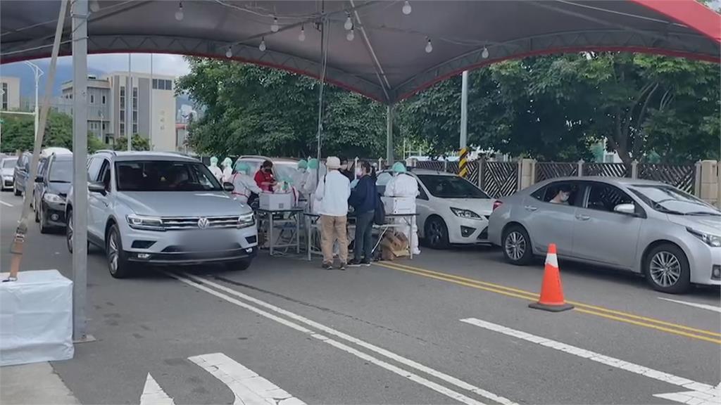 台北市車來速PCR第2天　須預約排隊車流減少