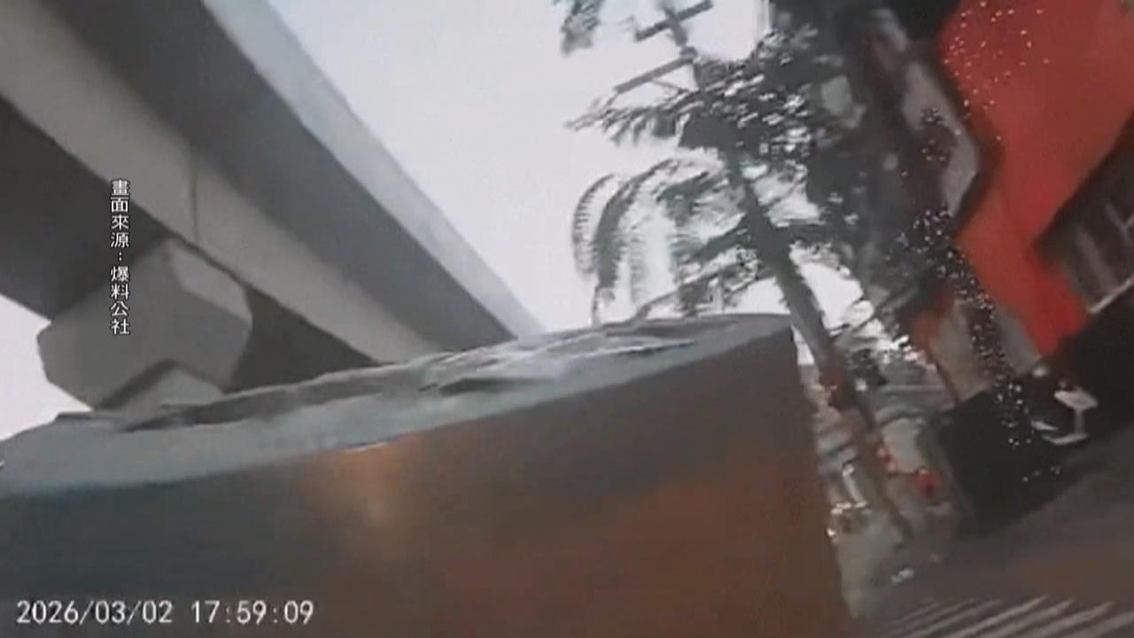 驚險！高雄聯結車載鋼捲未綁牢掉落　騎士險遭重砸