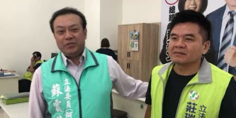 快新聞／屏東第二選區立委之爭 蘇震清完成登記鄭朝明領表