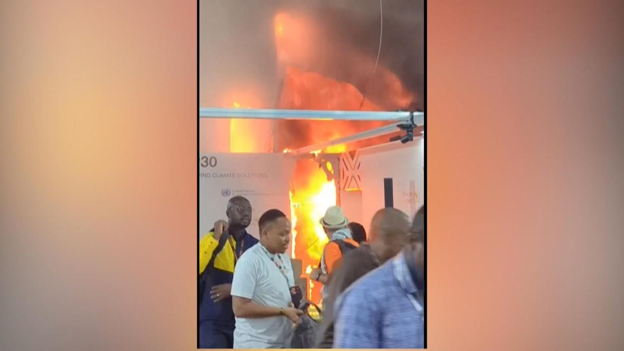 COP30巴西峰會驚魂! 「屋頂燒破洞」爆大火13人嗆傷