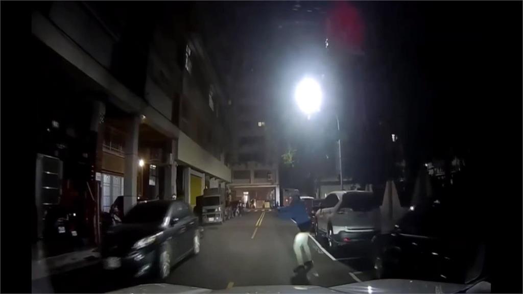 警埋伏逮詐騙車手　同夥駕車逃逸　警開槍仍被逃