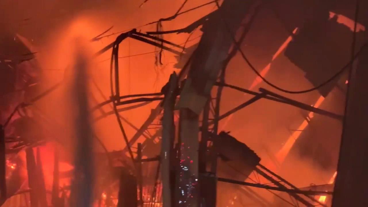 台南永康回收場深夜火警　狂燒７小時波及鄰近工廠