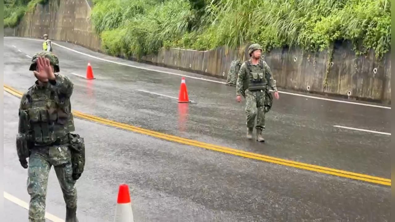 快新聞／漢光演習驚見「滿地滾彈」　105榴彈砲滾落台13線！軍方急隔離現場