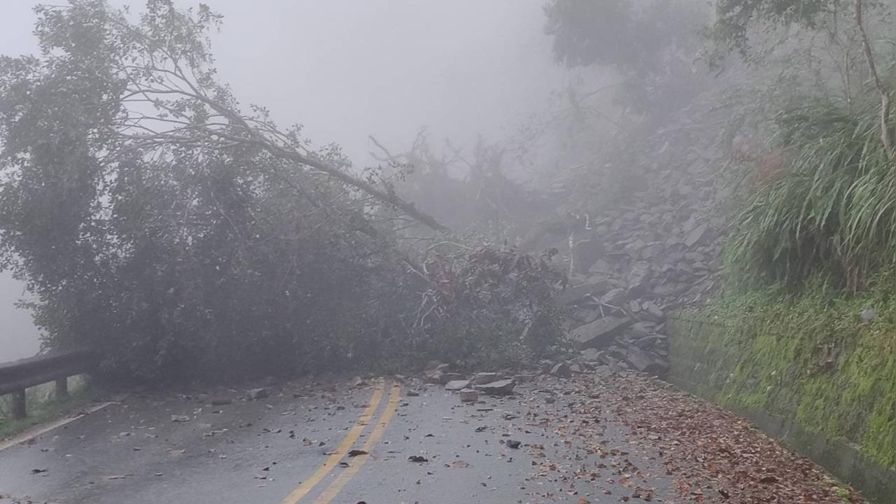 快新聞/遊客注意!太平山邊坡崩塌「單線搶通開園」 東琉線恢復營運