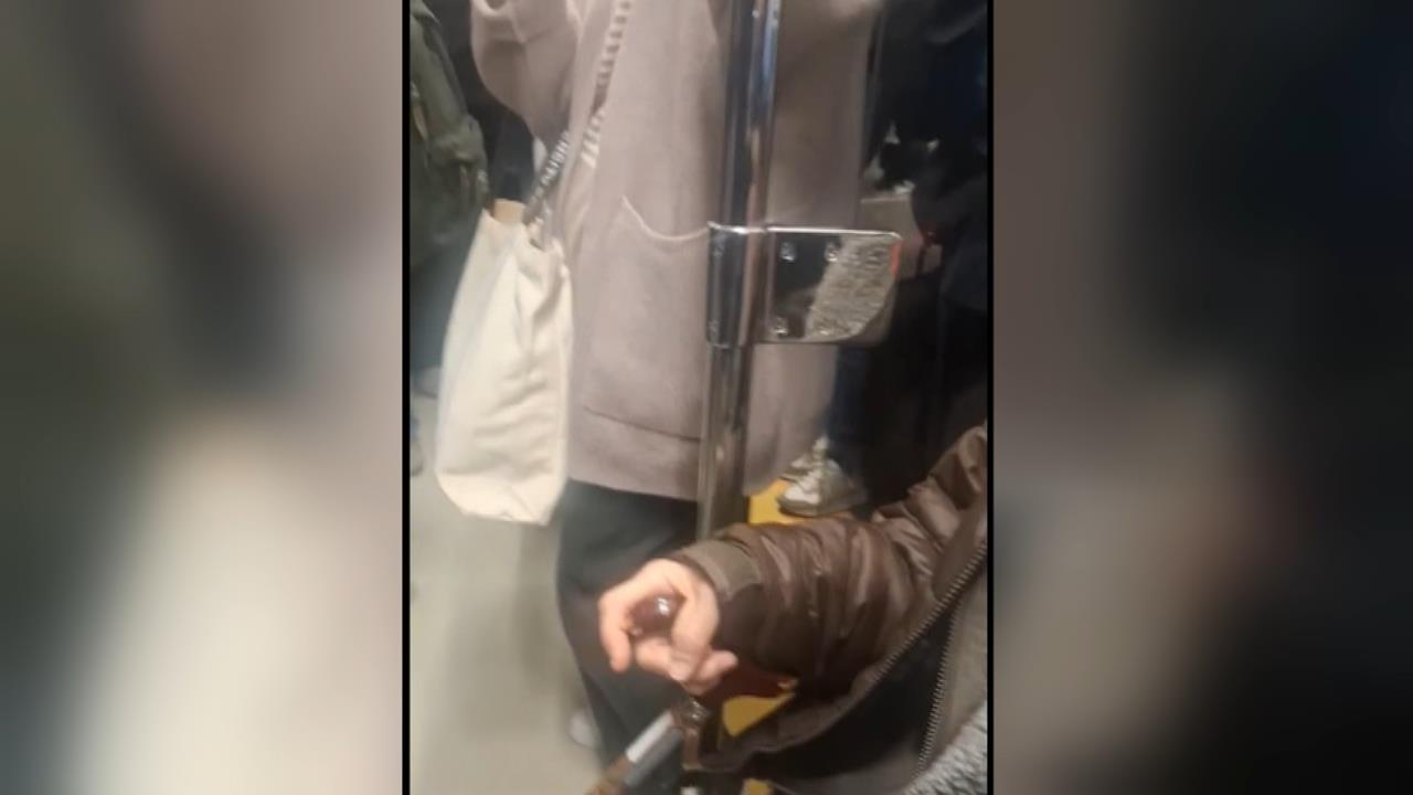 不滿捷運跑馬燈被擋！　婦人嗆「血流成河」枴杖攻擊民眾