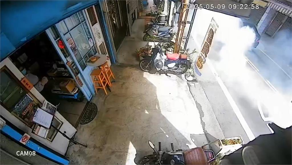 快新聞／不爽罷免？苗栗轎車猛催油門「燒胎」　連署站外煙霧瀰漫畫面曝光