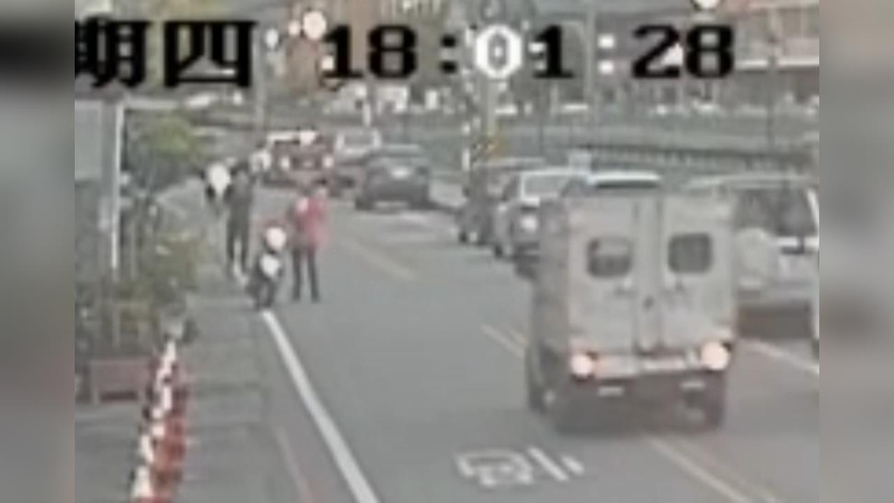 吸毒精神錯亂！　男子當街辱罵騎士還持美工刀傷人