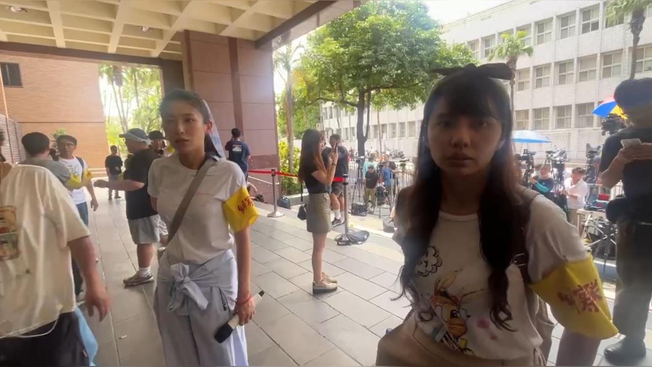 快新聞/北檢外門口等待!柯文哲交保在即 民眾黨志工組糾察隊維持秩序