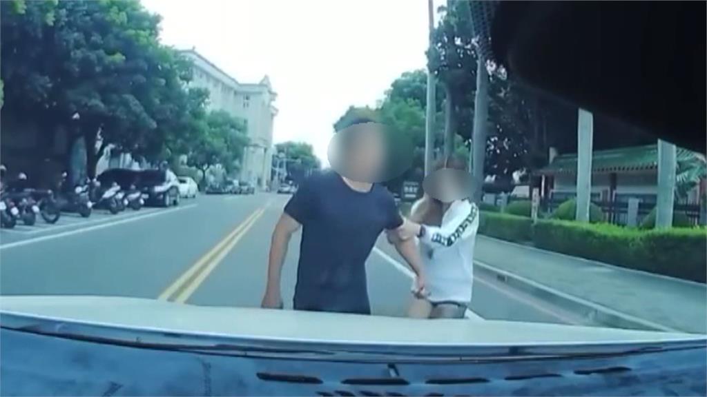 路邊情侶爭吵　男方突衝路中央攔車還拍打引擎蓋挑釁