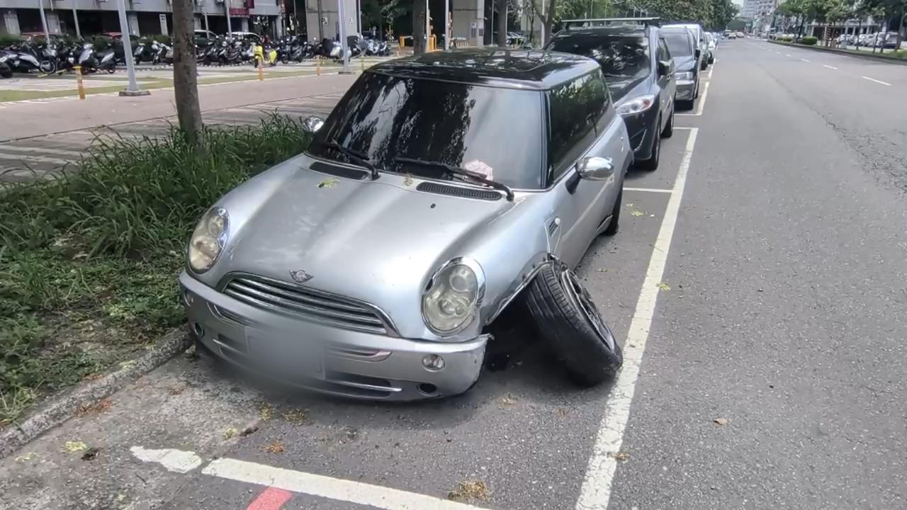 變形金剛 ? 轎車「外觀詭異」停路邊 輪胎外八.保險桿脫落