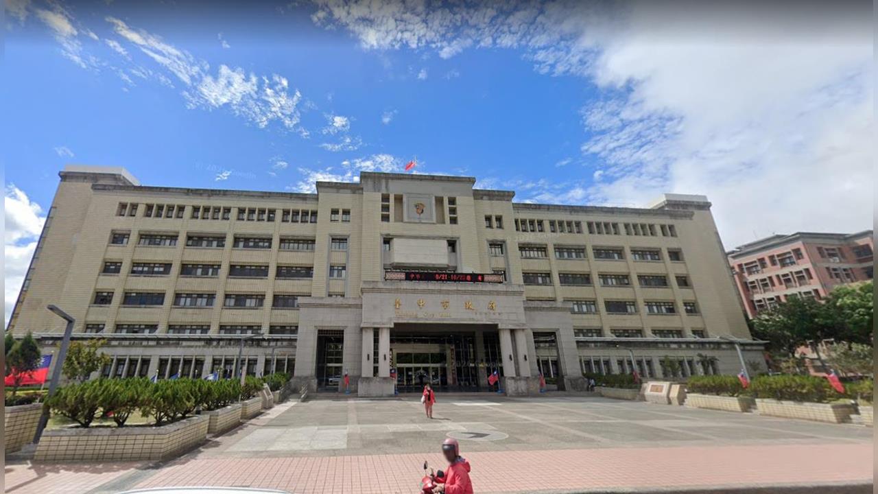 快新聞／台中國一生抓狂！暑輔折斷掃把攻擊　女老師「虹膜斷裂」恐失明