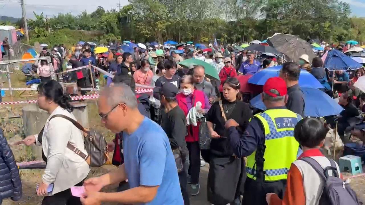 領錢母替母祈福! 頭香男領「提早排隊秩序維持卡」已排13天