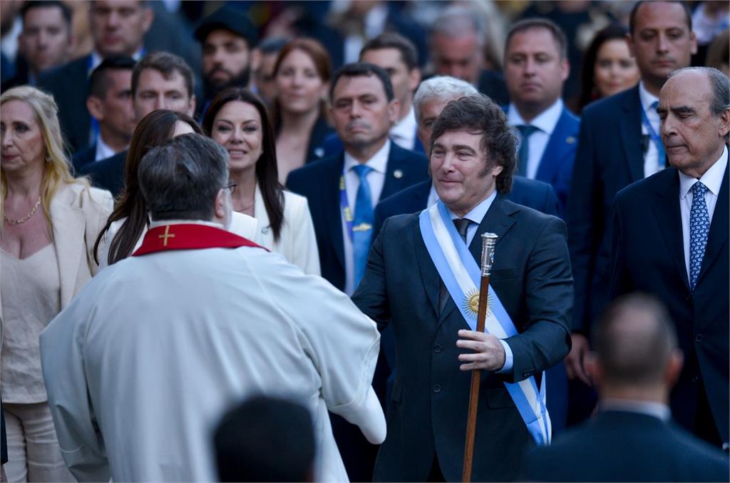 阿根廷國庫空虛！　新總統宣誓警告撙節「電擊」救國家