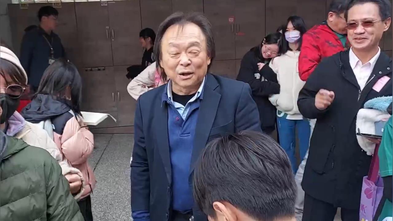 快新聞／王世堅知名度超高！小朋友參訪立院要簽名　合唱〈沒出息〉畫面曝