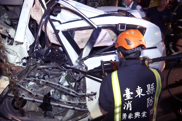 貨車閃避不及撞上休旅車 駕駛卡車內
