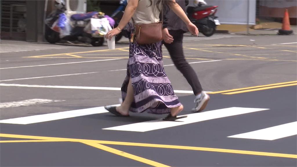 母女走斑馬線過馬路 連續10輛汽機車不禮讓