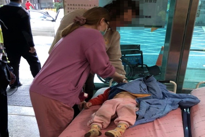 三歲男童癲癇發作 警車協助開道火速送醫