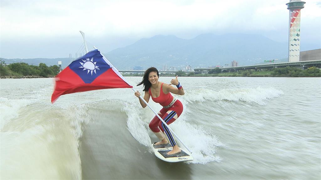 美女衝浪賀雙十國慶！　真實身分竟是快艇衝浪世界金牌