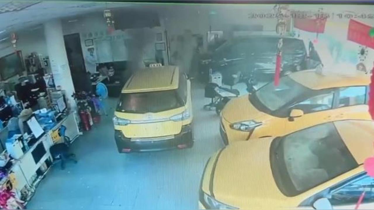 快新聞/高雄小黃司機引火自焚!恐嚇車行「家破人亡」 衝撞入內起火燃燒