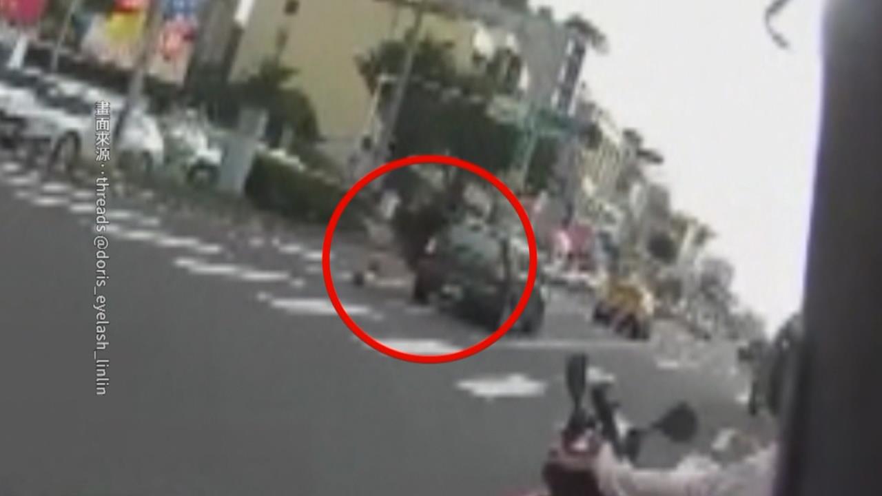 驚險！轎車疑車門沒關好行駛途中　小孩掉出來跌馬路