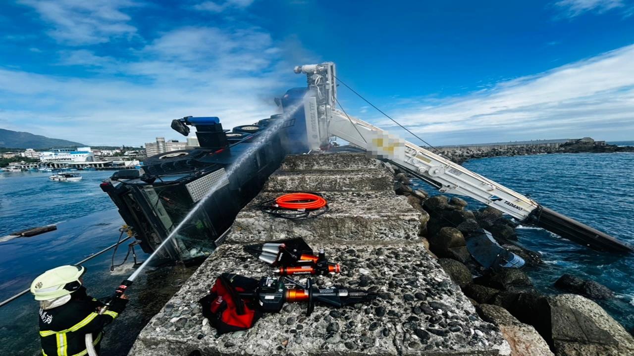 台東成功漁港大吊車翻覆起火 2工人1死1重傷