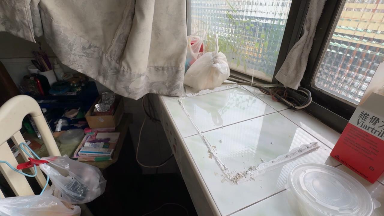 高雄小港區民宅保險箱整個被搬走...大門毫無破壞 阿嬤辛苦錢被偷光