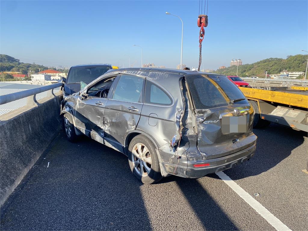 國1小客貨車恍神釀禍!狠撞2車翻覆橫躺路中