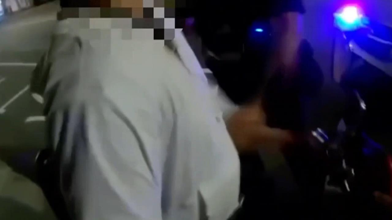 罪加一等！男闖紅燈不滿被開單　當街咆哮推警目擊民眾看傻眼