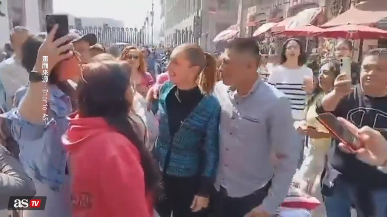 墨西哥總統遭強摟性騷擾"險被襲胸"　隨扈反應慢半拍