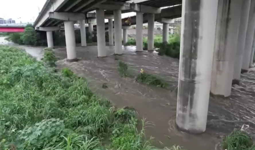 快新聞／暴雨襲台！烏溪暴漲　「釣客受困沙洲」驚險畫面曝光