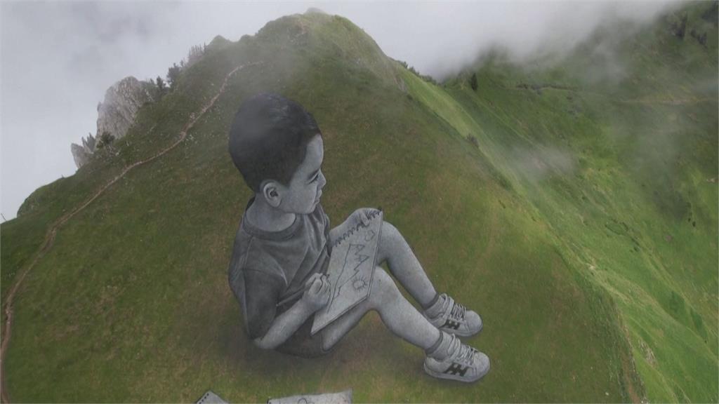 山丘成法國藝術家賽普畫布　壯觀阿爾卑斯山近千坪超大地景藝術