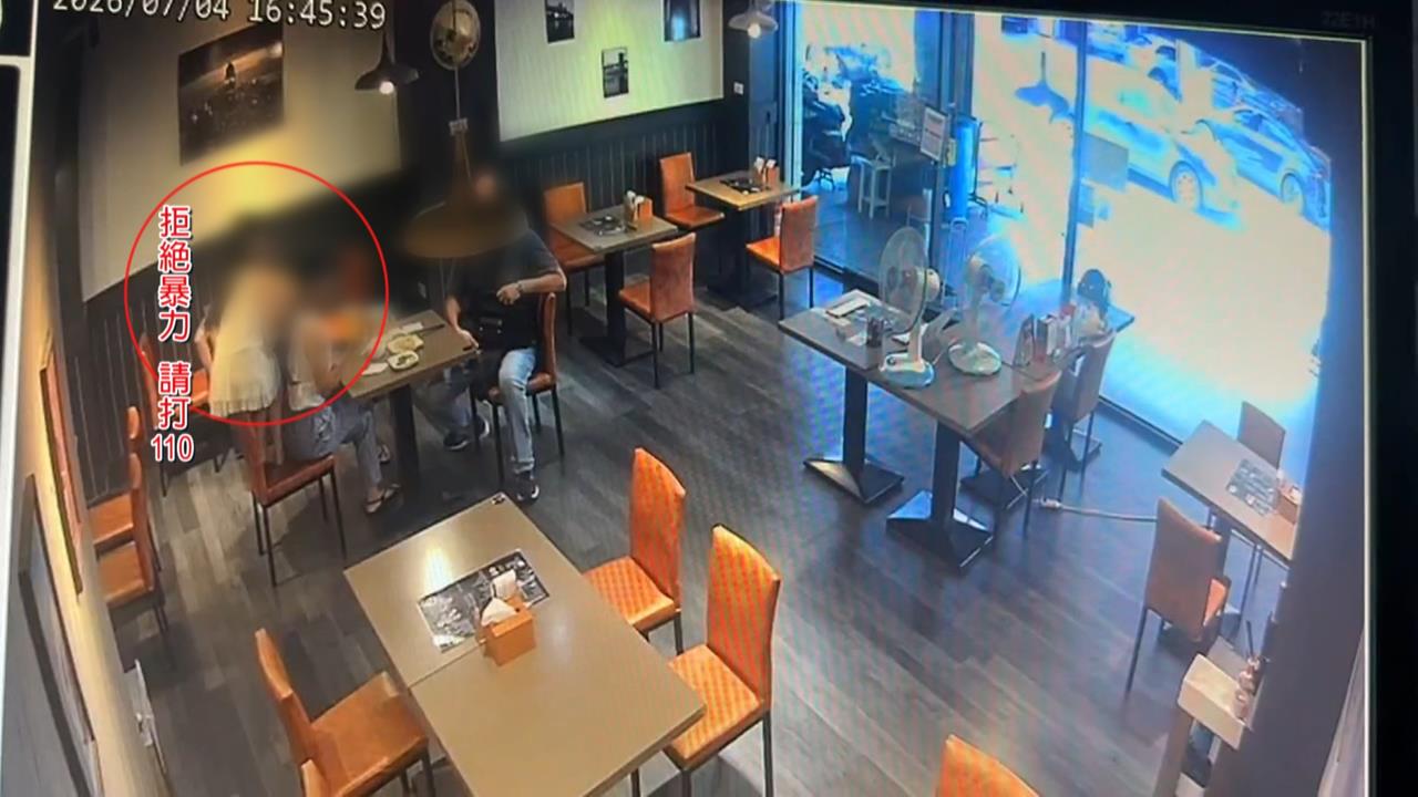台中女赤腳衝店家稱「男友要打我」　業者當機立斷將自動門上鎖
