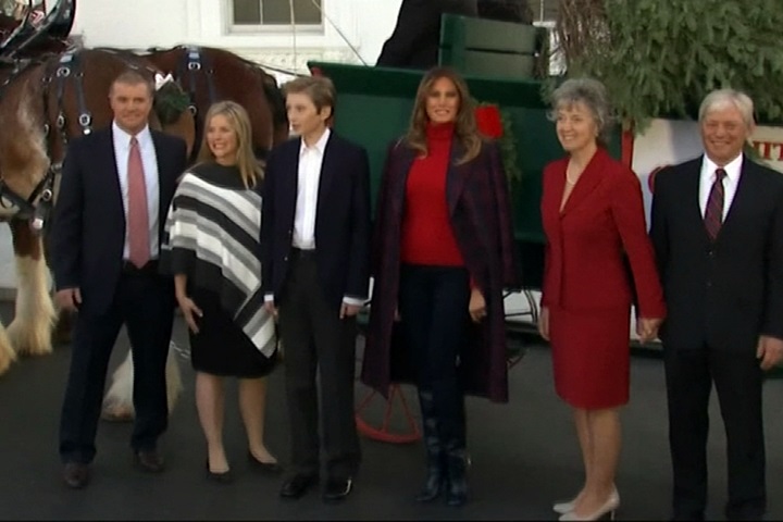 白宮換耶誕裝！梅拉尼亞偕子迎耶誕樹馬車