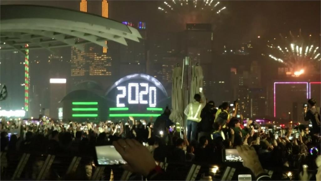 香港街頭跨年不平靜！「砲彈」齊發迎新年