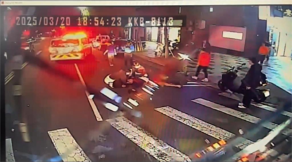 轟天巨響被噴飛　公車擦撞機車　20歲軍人命危搶救