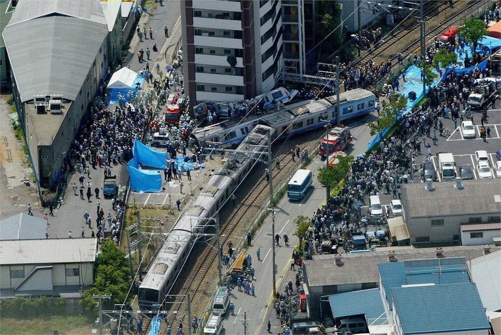 快新聞/JR西日本「福知山線出軌事故」20週年 眾人重返現場追悼