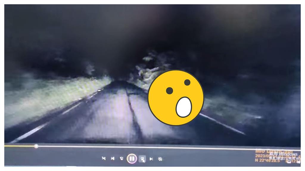 台東男驚見「半透明女」詭蹲路邊看車道 行車紀錄畫面曝:是地縛靈!