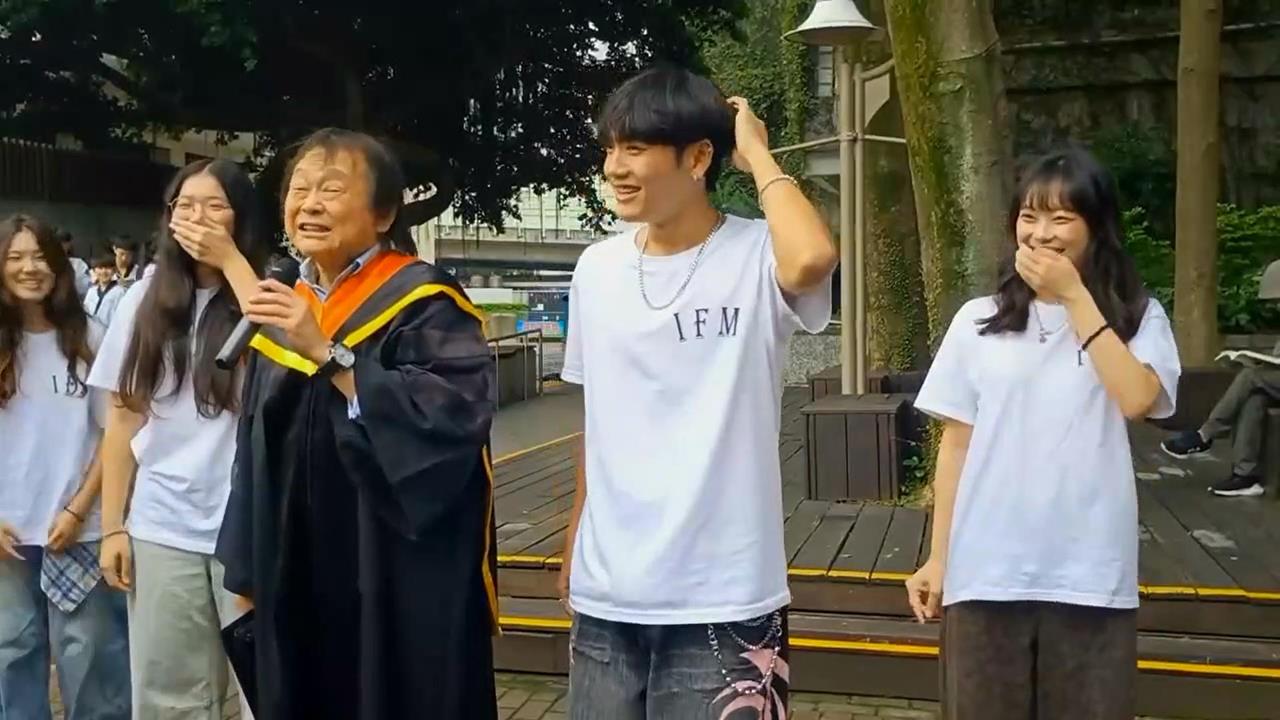 快新聞／王世堅變博士啦！唱〈沒出息〉學生嗨翻　喊受之點滴、湧泉以報