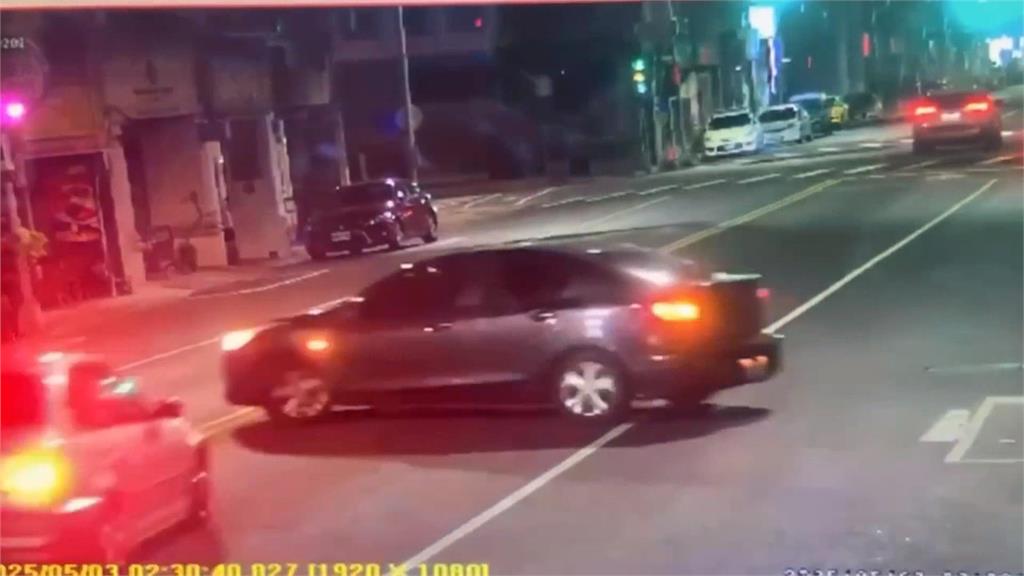 都有錯！後方直行車沒開大燈　駕駛路邊違規大迴轉被撞上