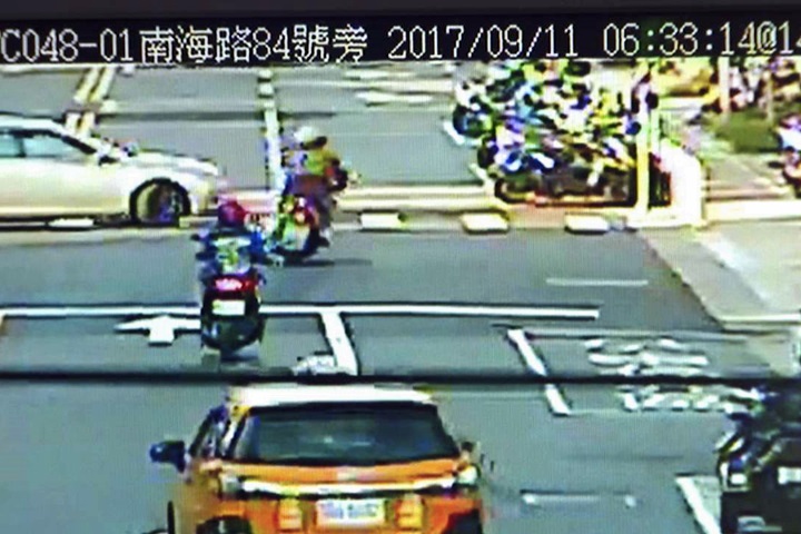 大迴轉害摔後肇逃  駕駛反嗆：又沒撞到