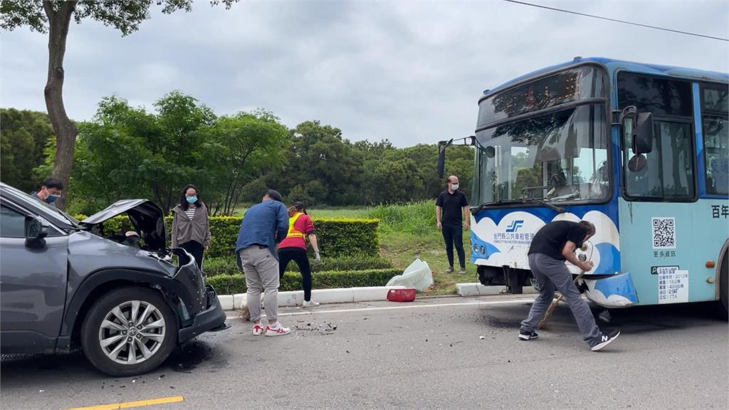金門老翁開逆向撞公車　稱看到「髒東西」