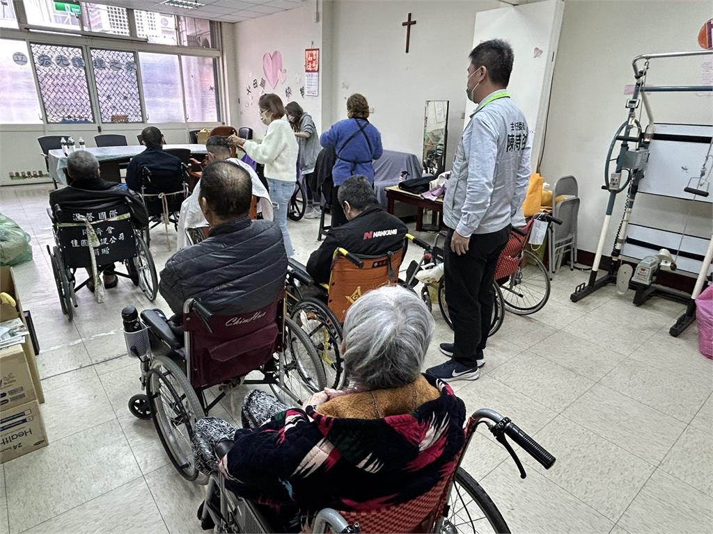 快新聞／冬日送暖！沈發惠、綠苗縣黨部合辦義剪活動　替長者修整頭髮