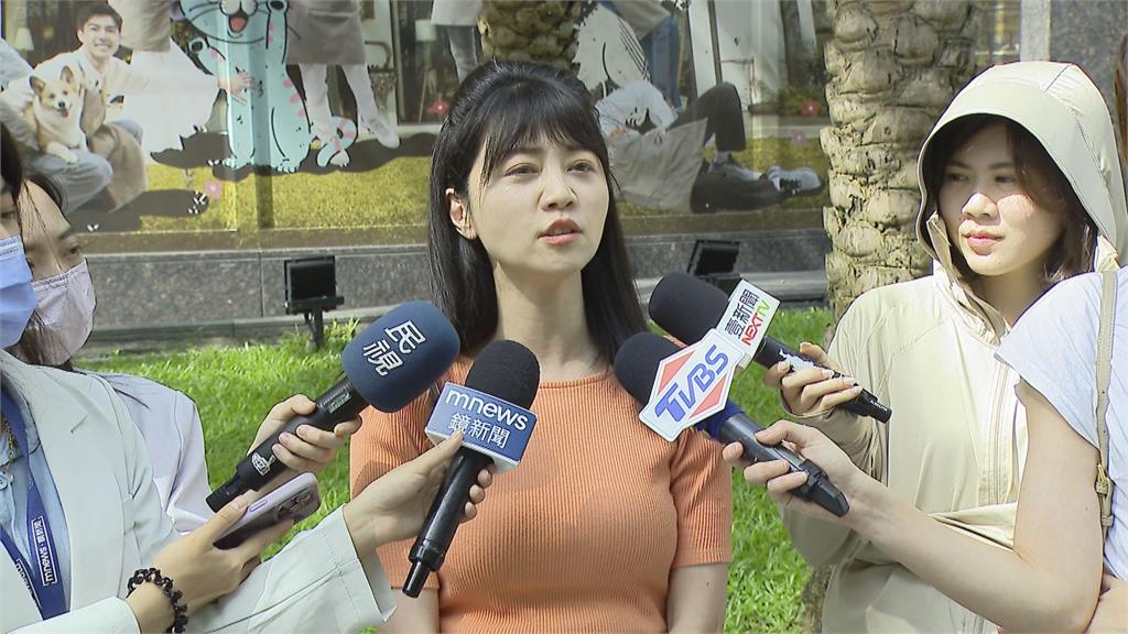 快新聞/李彥秀被指「阿姨」嗆選情告急 高嘉瑜嗨唱〈天天年輕〉送祝福
